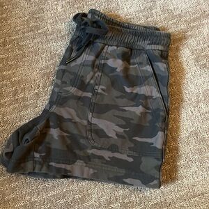Athleta Camo farallon Drawstring Shorts
